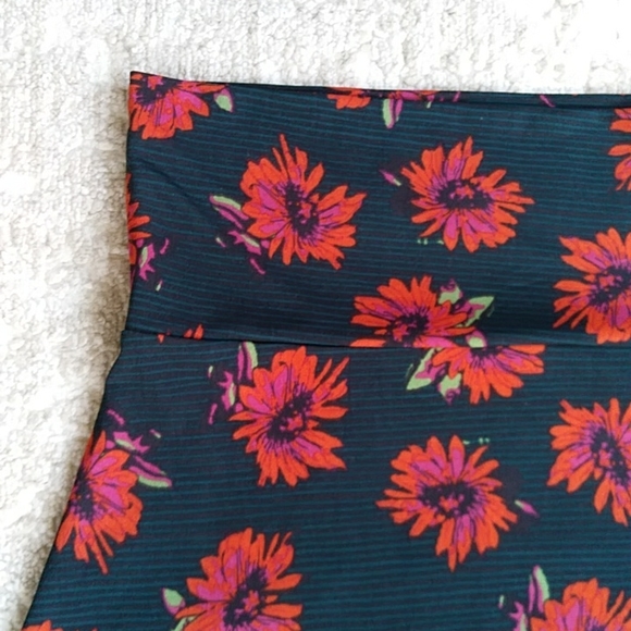 LulaRoe Azure Floral Stried A-Line Skirt 3XL Black Red - Picture 7 of 10